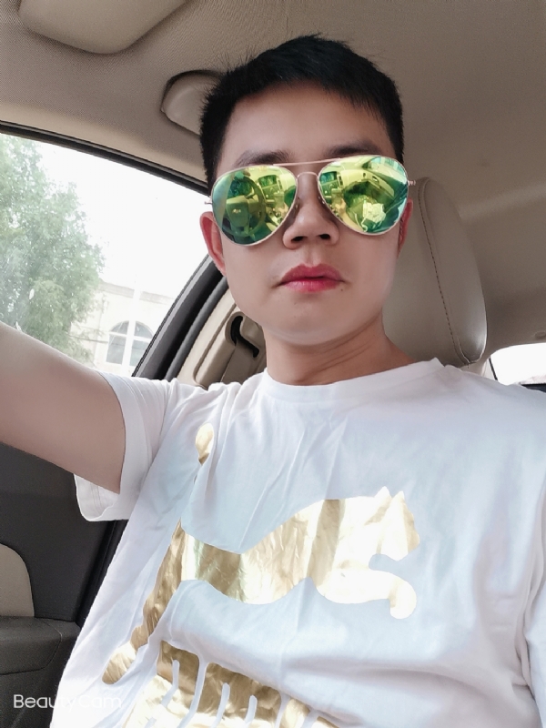 奋斗的第一张照片--澳门蓝颜知己交友网